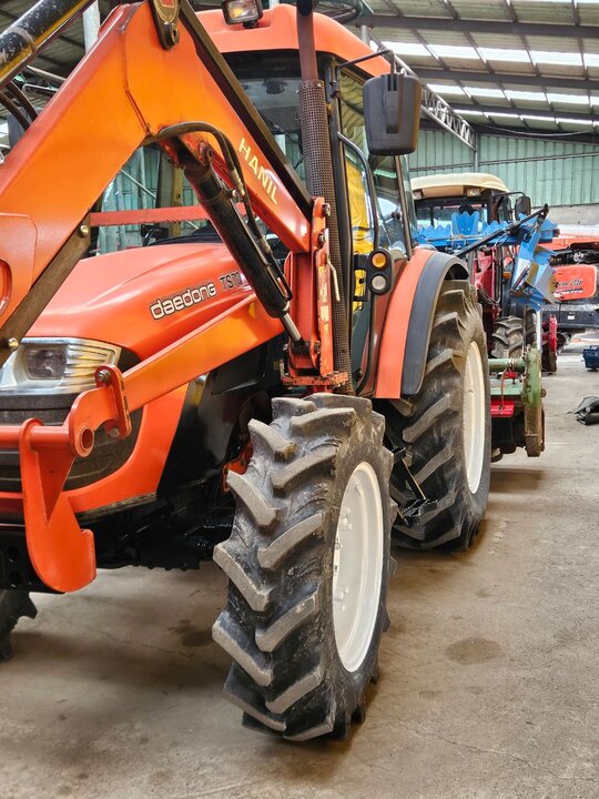 Daedong Tractor TS70 (68hp) 앞좌측면