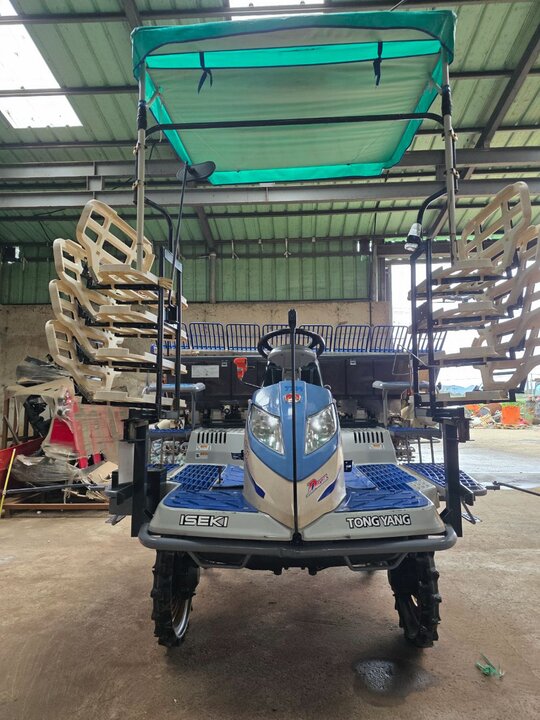 TYM 이앙기 NP80 (8조식) 앞좌측면