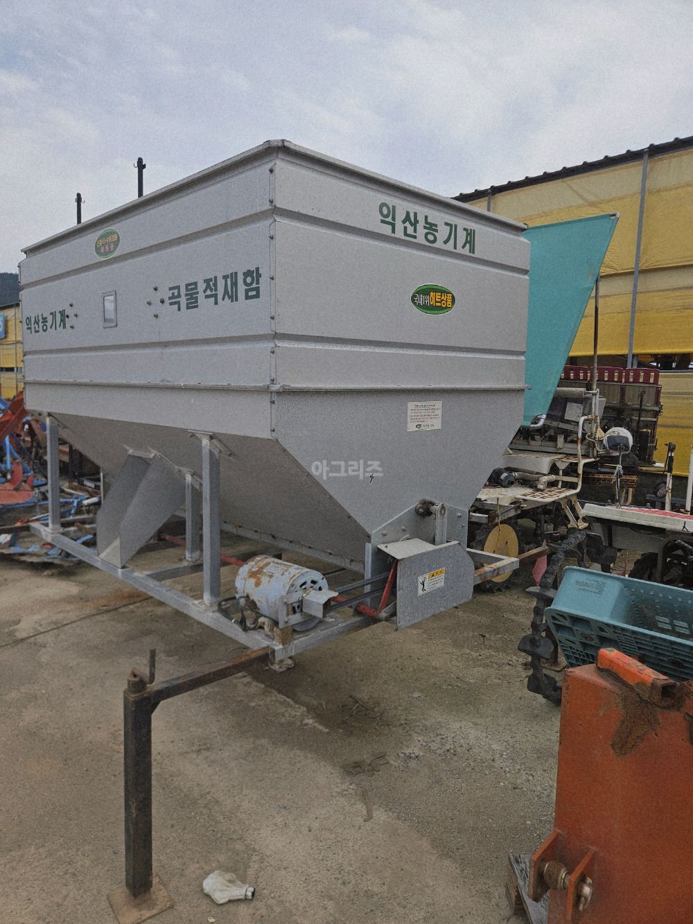 곡물탱크 곡물탱크 곡물탱크 뒤우측면