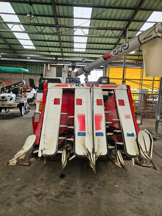 국제 콤바인 EC575 (4조식) 앞좌측면