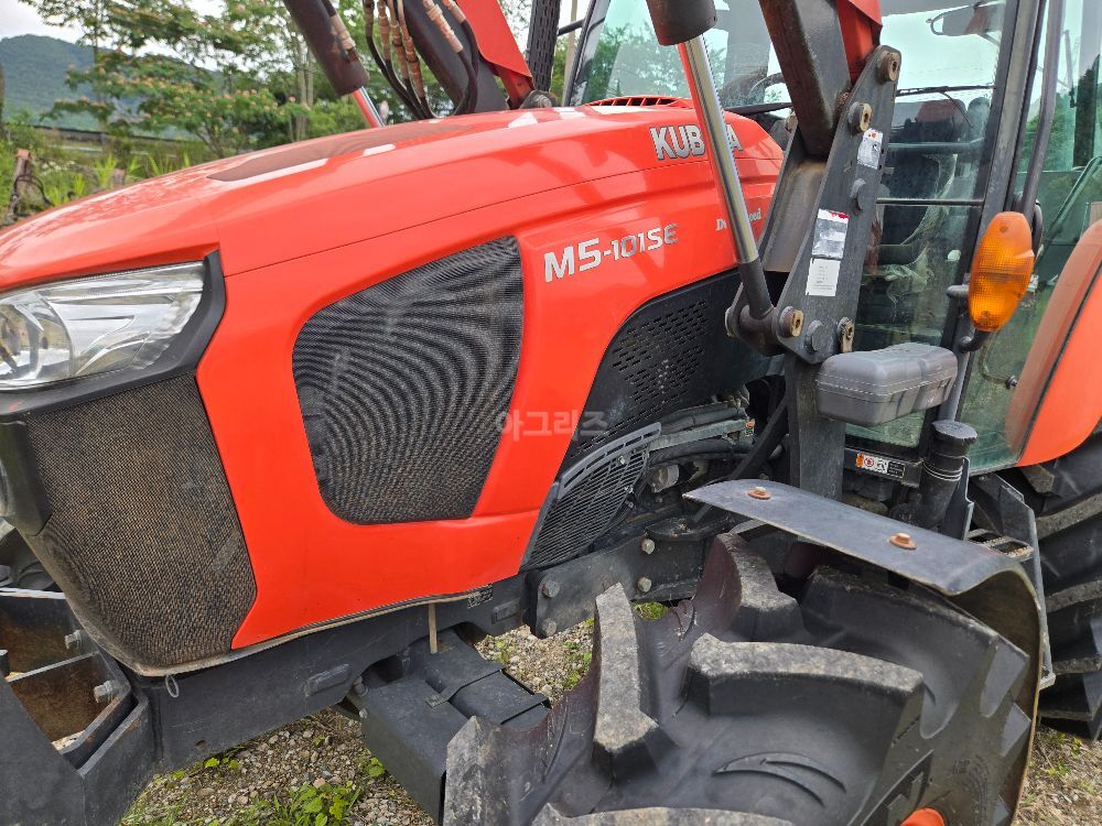 Kubota Tractor M5-101SE (115hp) 뒤우측면