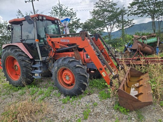 구보다 트랙터 M125 (125마력) 앞좌측면