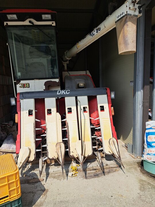 국제 콤바인 DKC865 (5조식) 앞좌측면