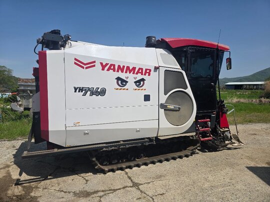 얀마 콤바인 YH7140 (7조식) 앞좌측면