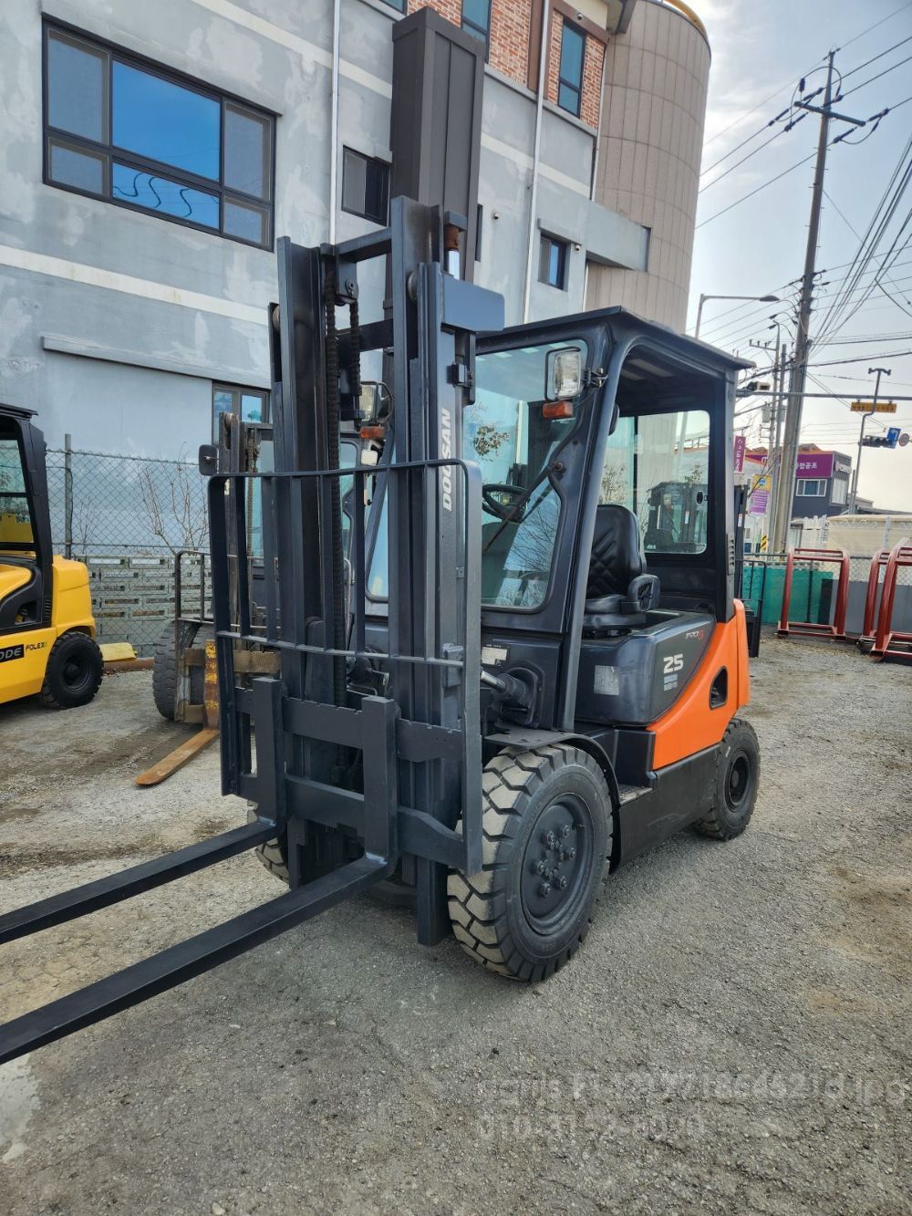 두산D25S-5 지게차 두산 2.5톤 (2.5톤) 뒤우측면