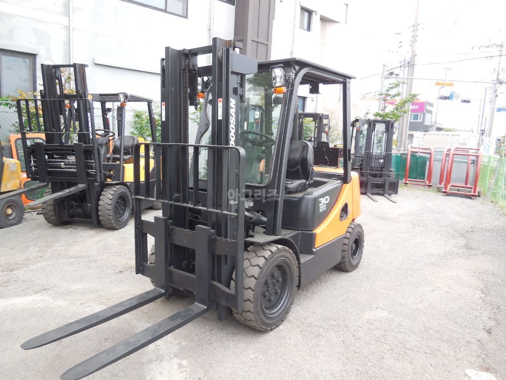 Forklift 두산 D30S-5 (3톤) 뒤우측면