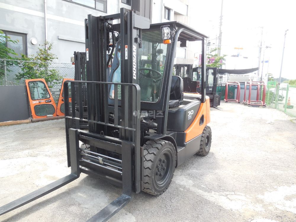 두산D30S-5  지게차 두산 D30s (자동발) (3톤) 뒤우측면