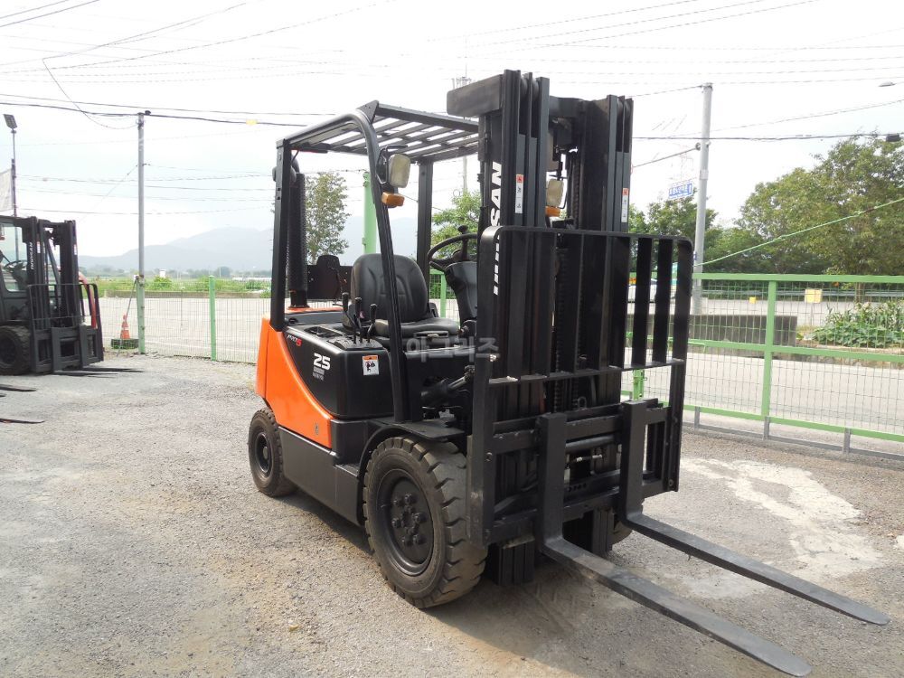  Forklift D25s (3단) 뒤우측면