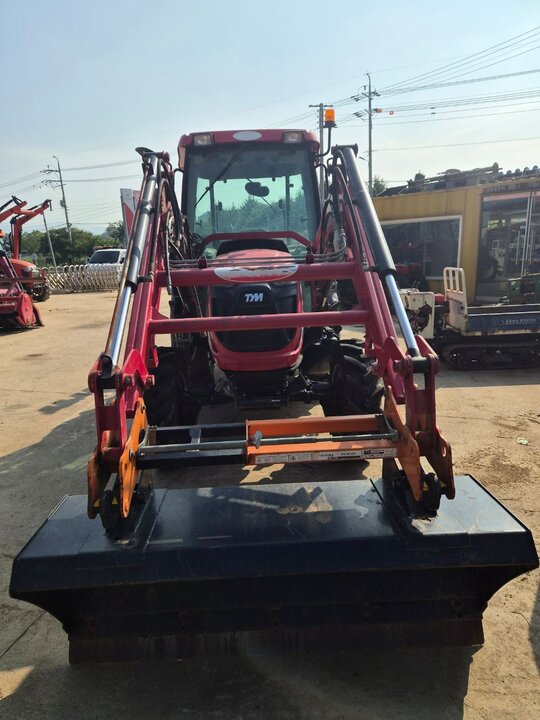 TYM 트랙터 M570 (57마력) 앞좌측면