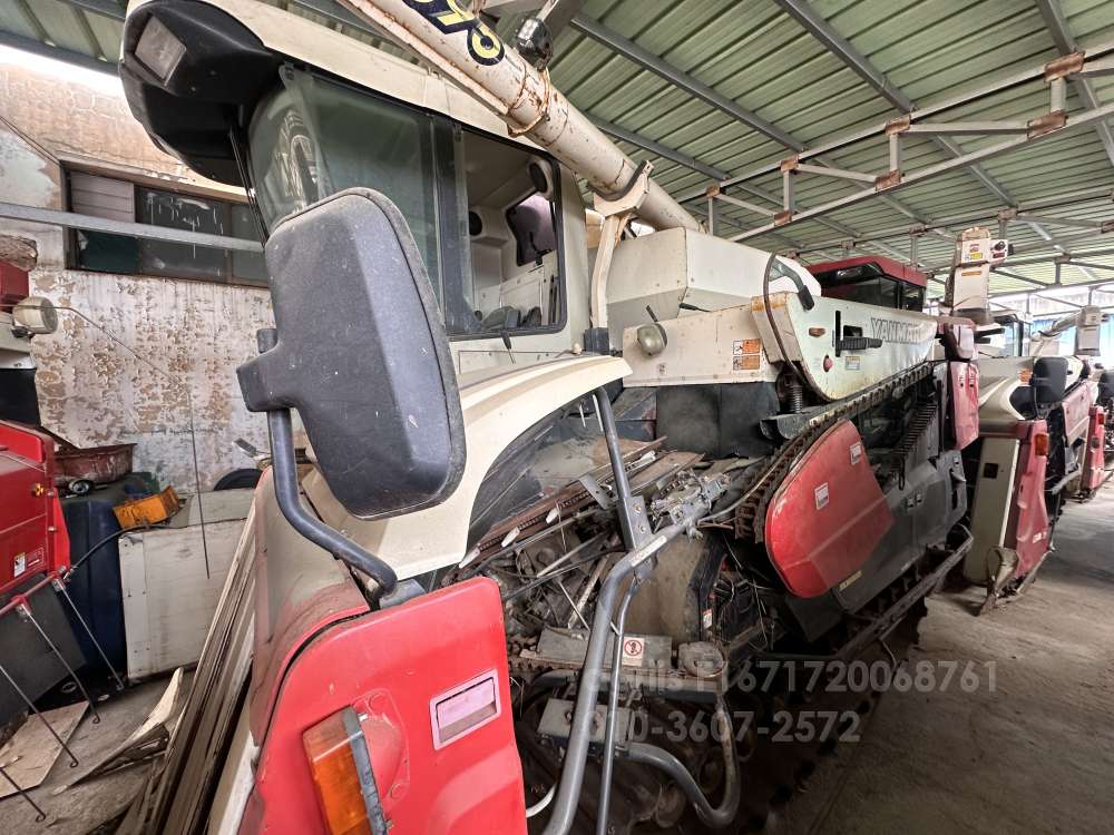 Yanmar Combine Harvester AW695K (6Rows) 운전석