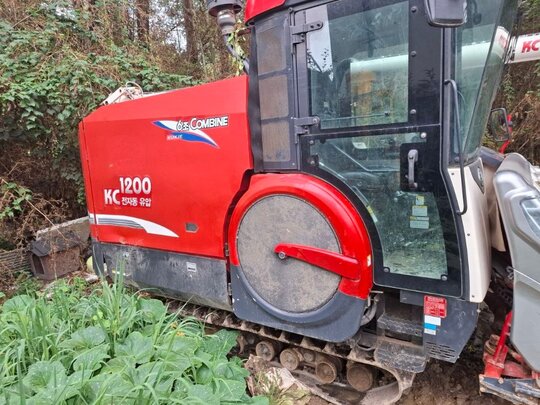 국제 콤바인 KC1200 (6조식) 앞좌측면