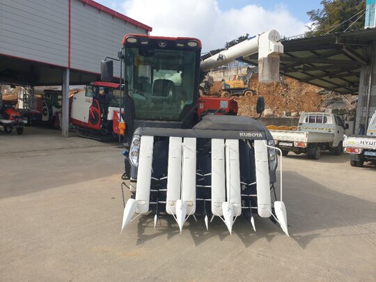 구보다 콤바인 ZR6130 (6조식) 앞좌측면