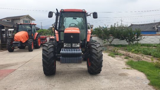 구보다 트랙터 M125X (125마력) 앞좌측면