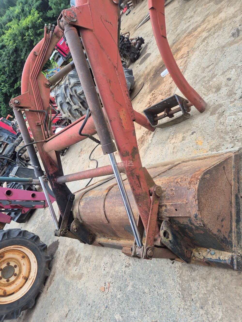 TYM 동양 T550 로더 동양 T550 로더 뒤우측면