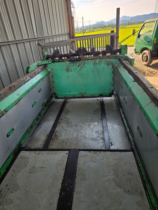  Manure Spreader AMS4200  앞좌측면