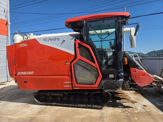 구보다 콤바인 ZR6130 (6조식) 앞좌측면