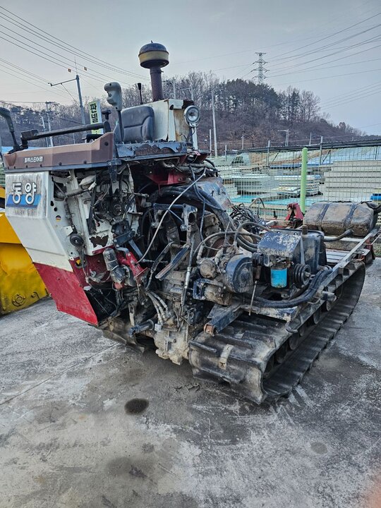 TYM Combine Harvester HU6500G (4Rows) 앞좌측면