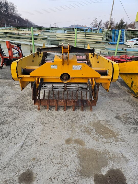  땅속작물수확기 DR-1300W  앞좌측면