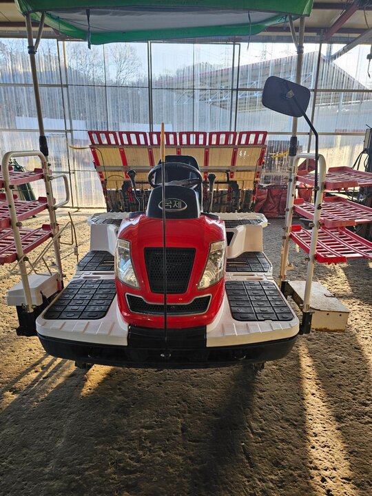 국제 이앙기 RGO-60 (6조식) 앞좌측면