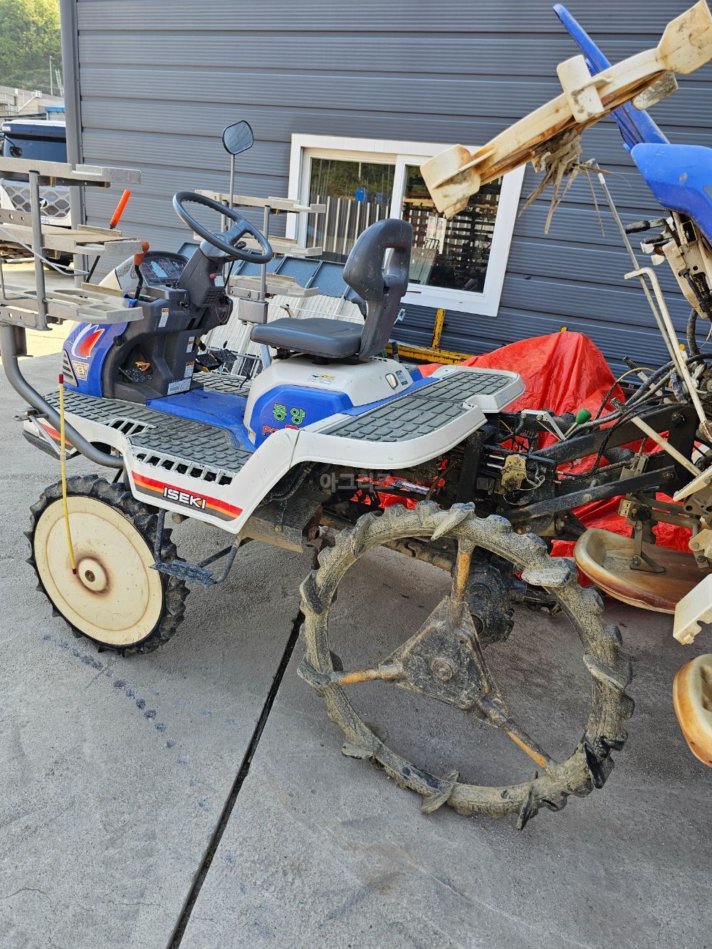 TYM Combine Harvester ISEKI (6Rows) 뒤우측면