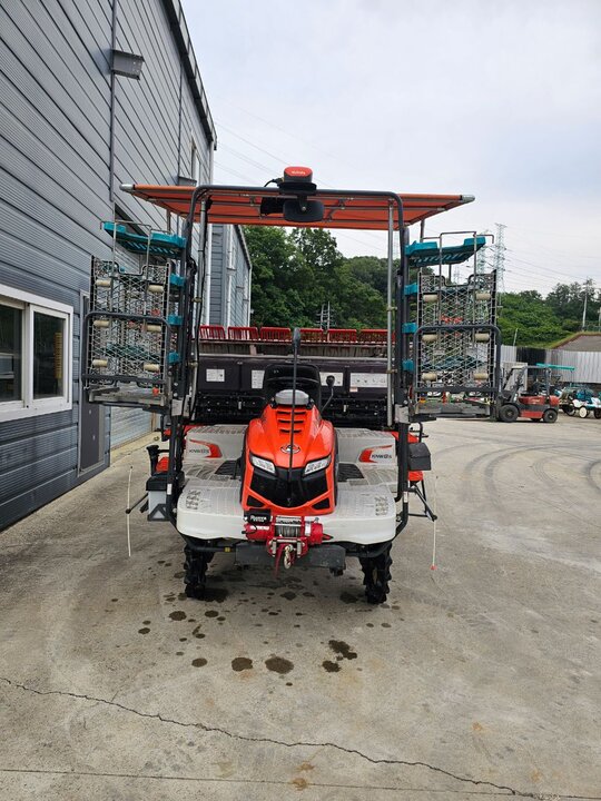 Kubota Rice transplanter KNW8SFS-GS (8Rows) 앞좌측면