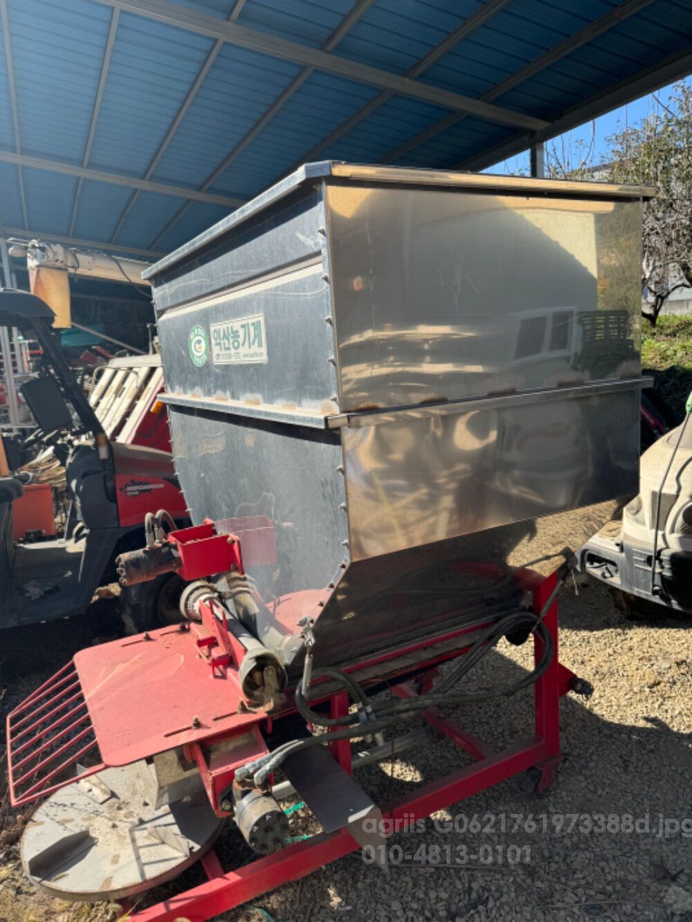 익산농기계 유박비료살포기 IOD-500(익산 500kg) 뒤우측면