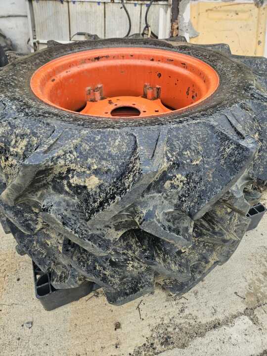 대동 13.6-26,  9.5-16 휠타이어 대동 43마력 휠타이어 앞좌측면