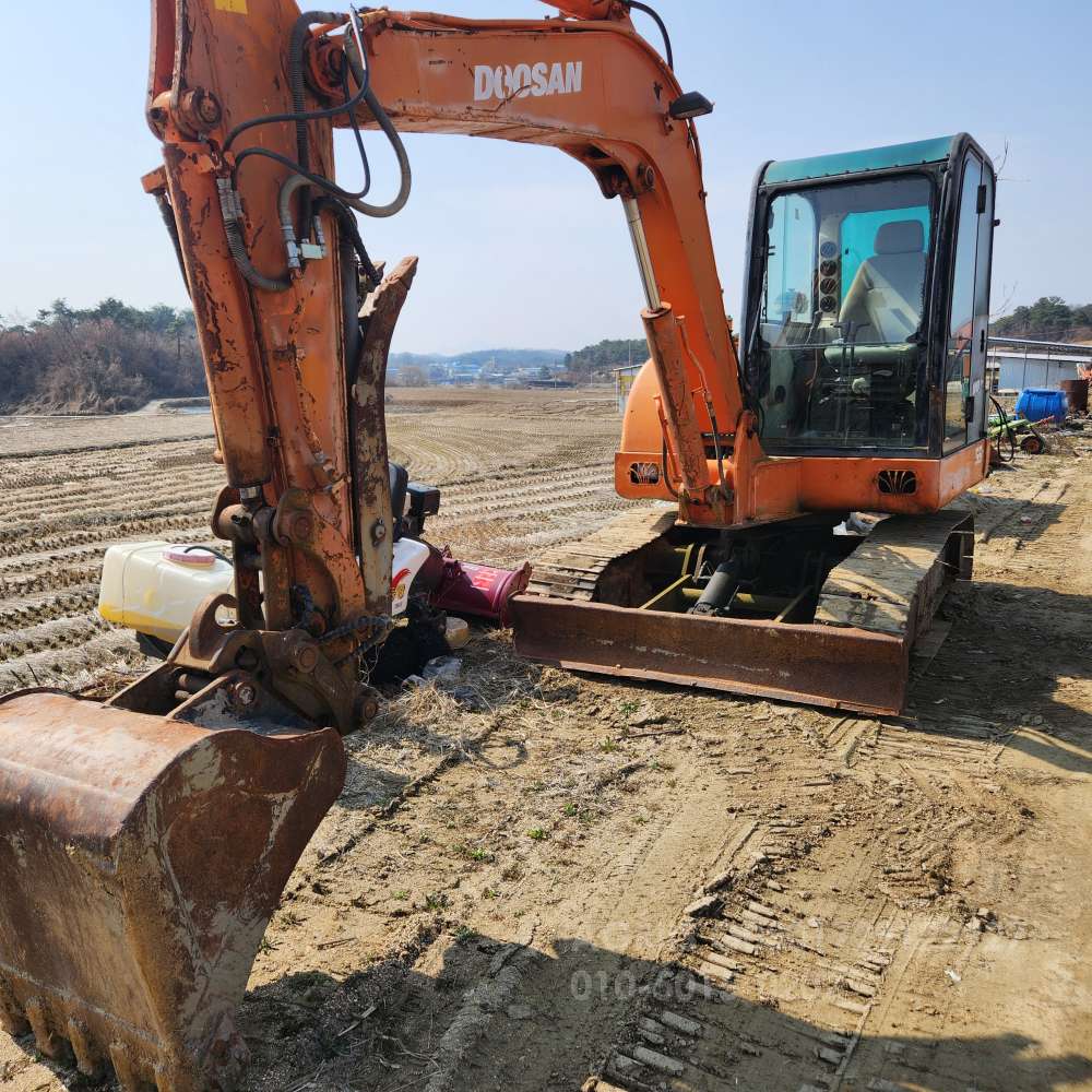 대우굴삭기  굴삭기 대우S55VGS딱따구리장착 앞좌측면