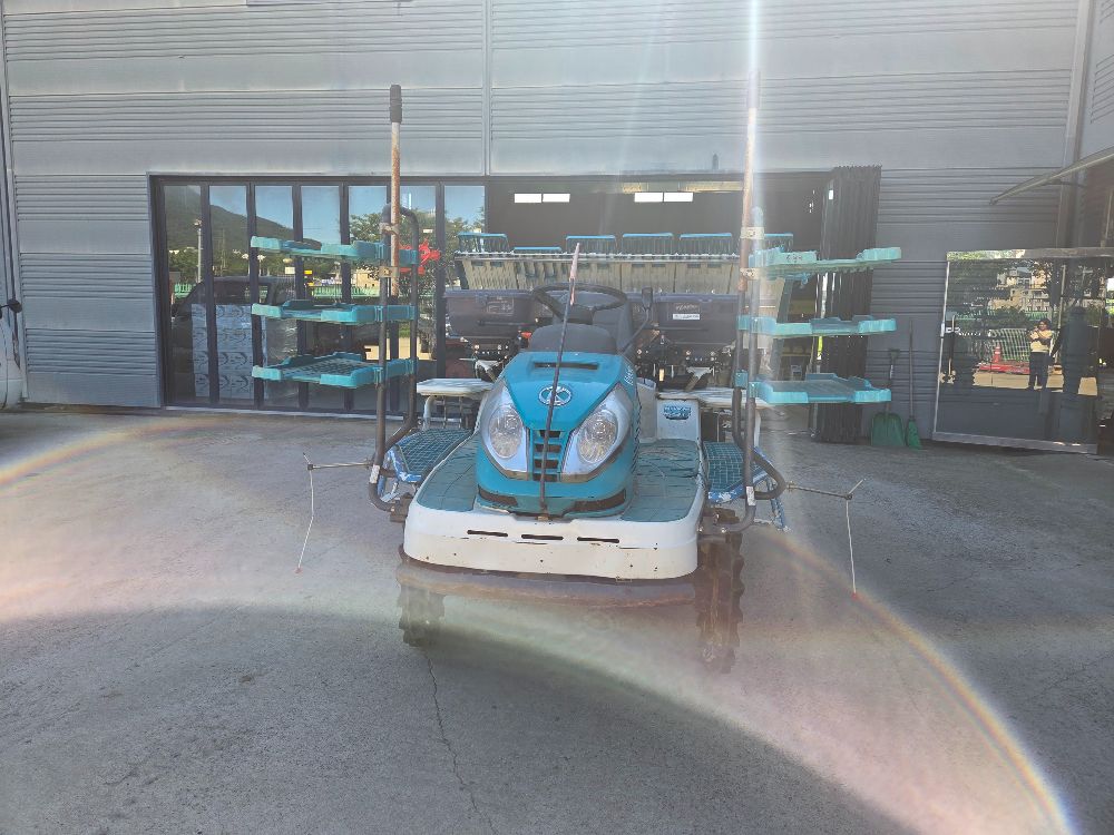 구보다 이앙기 KWP69DF (6조식) 앞좌측면