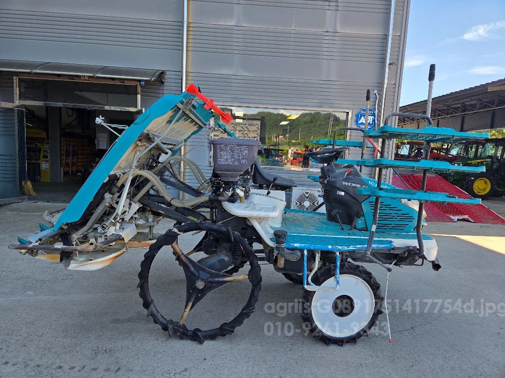 구보다 이앙기 KWP69DF (6조식) 뒤우측면