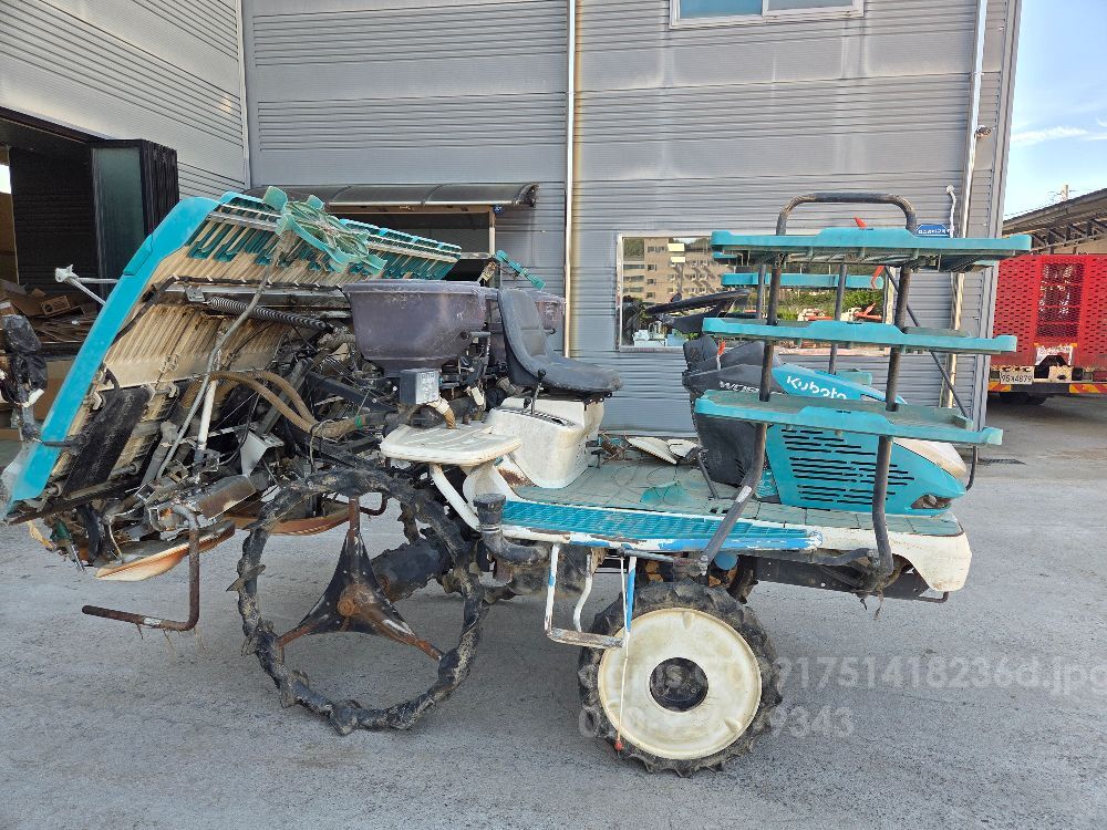 구보다 이앙기 KWP69DF (6조식) 뒤우측면