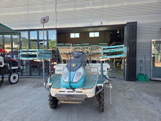 구보다 이앙기 WP67 (6조식) 앞좌측면