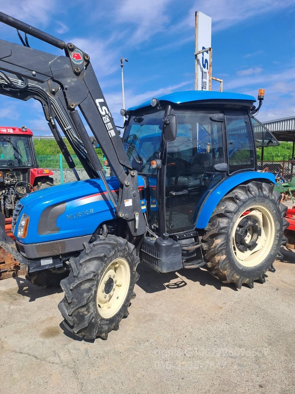 LS Tractor XU6168 (68.9hp) 앞좌측면