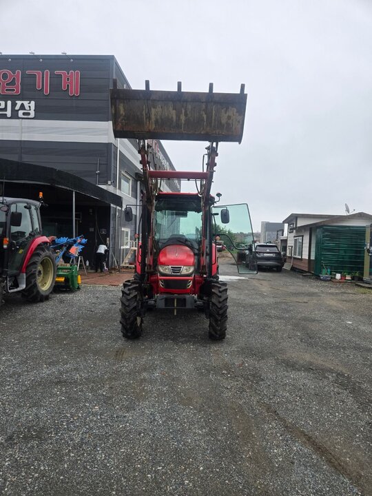 국제 트랙터 LUXEN560 (56마력) 앞좌측면