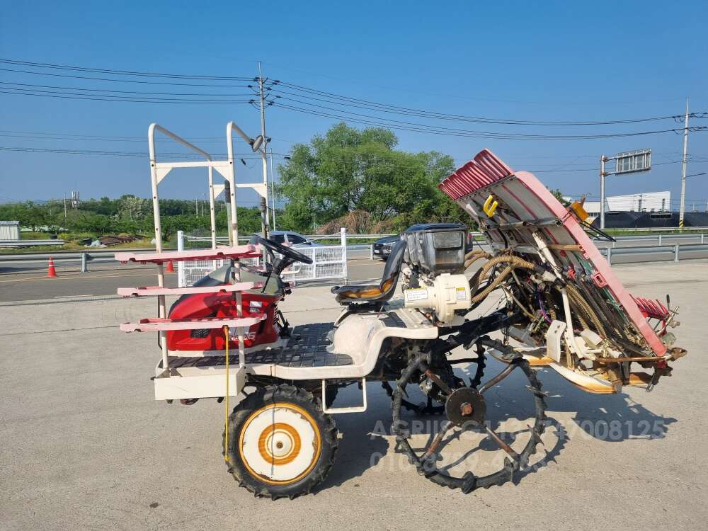 국제 이앙기 RGO-6 (6조식) 뒤우측면