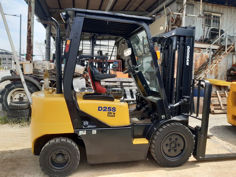 두산2.5톤 지게차 D25S-3 (2.5톤) 뒤우측면