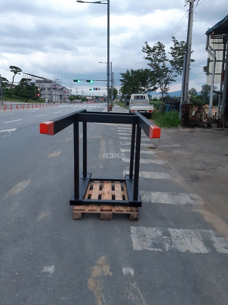 지게차용코끼리발 지게차 톤팩작업용보조작업기 (1톤) 뒤우측면