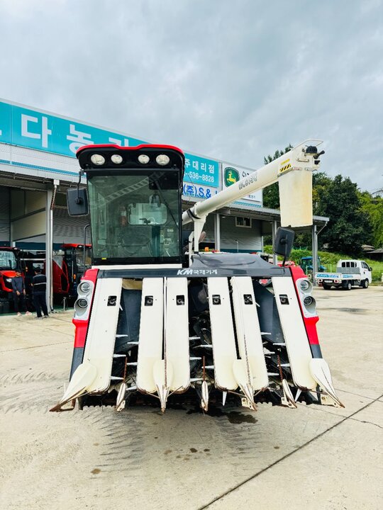 국제 콤바인 KC6130 (6조식) 앞좌측면