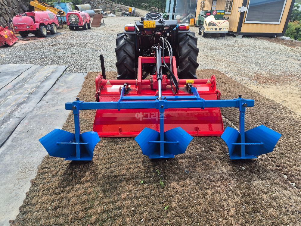 LS 트랙터 XG3135 (35.4마력) 뒤우측면