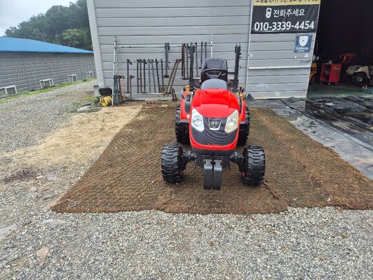 Daedong Tractor CS240 (26hp) 앞좌측면