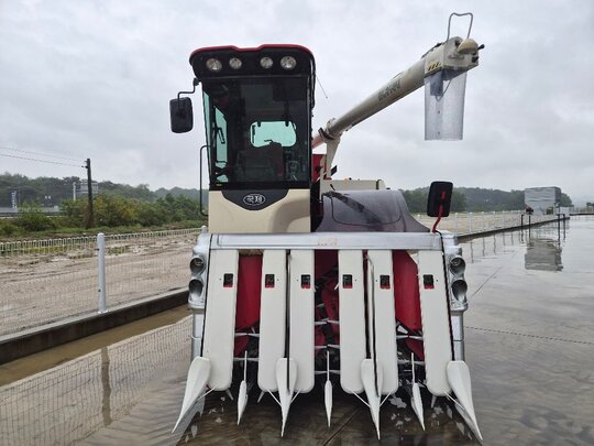 Kukje Combine Harvester KC6130 (6Rows) 앞좌측면
