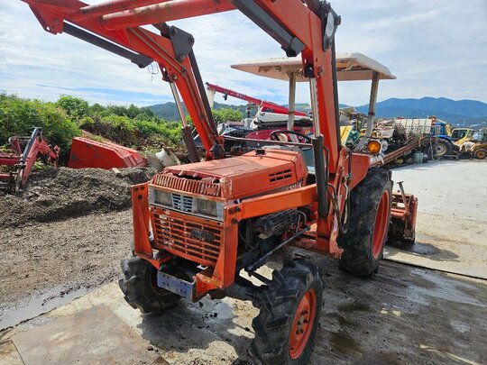 Daedong Tractor L2601-4WD (26hp) 앞좌측면