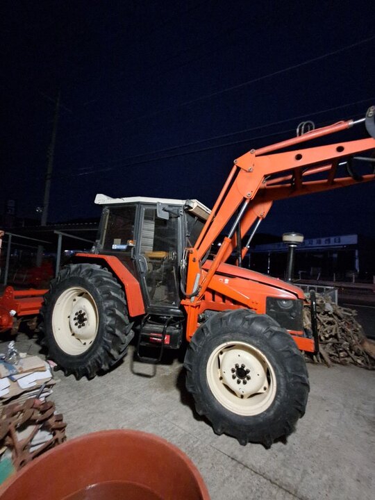 TYM 트랙터 T860 (86마력) 앞좌측면