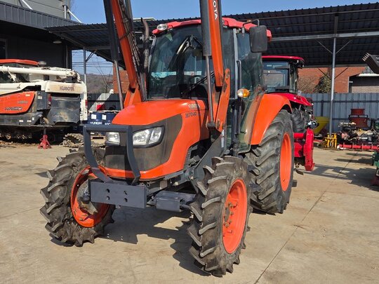 구보다 트랙터 M7040 (74마력) 앞좌측면