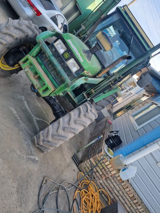 존디어 트랙터 5520 (85마력) 앞좌측면