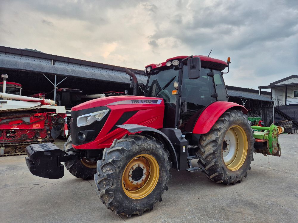 TYM 트랙터 S1250 (129마력) 앞좌측면