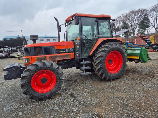 Kubota Tractor M125 (125hp) 앞좌측면