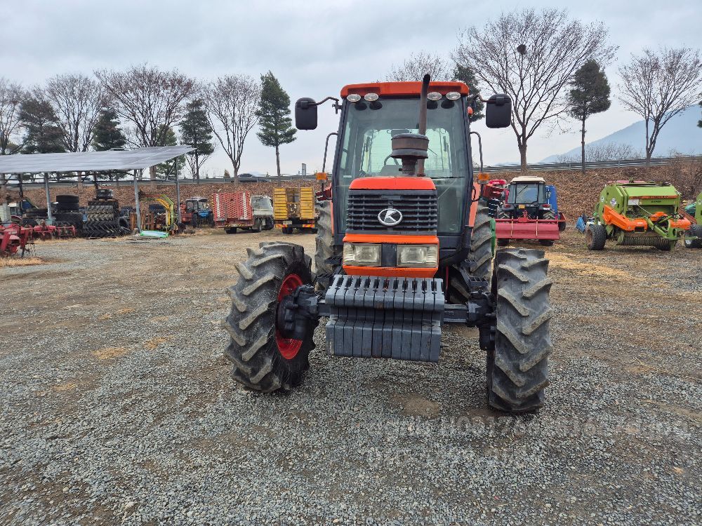 Kubota Tractor M125 (125hp) 뒤우측면