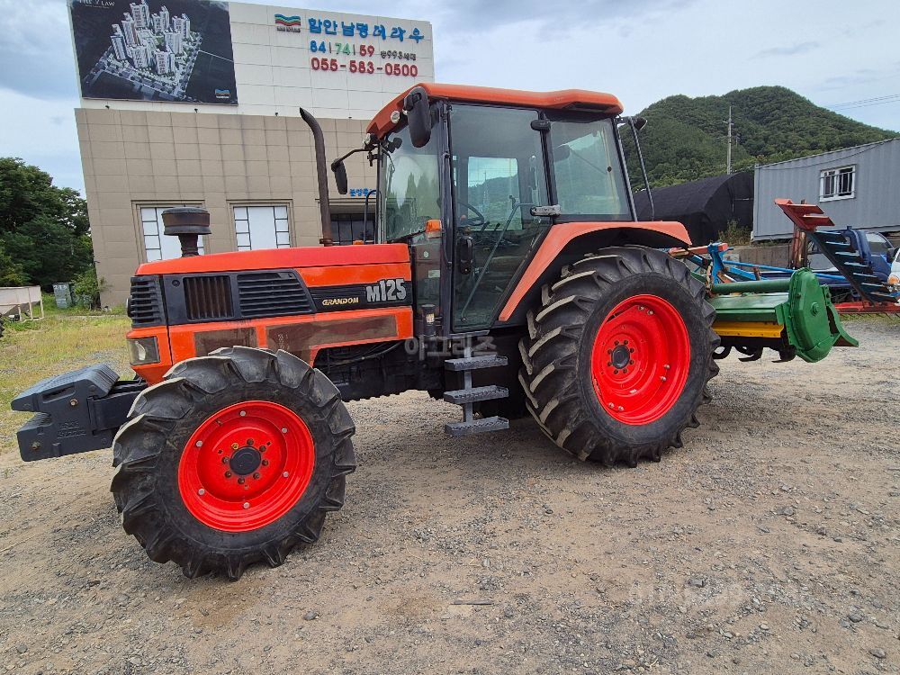 구보다 트랙터 M125 (125마력) 뒤우측면