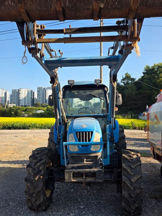 LS 트랙터 L7030 (85마력) 앞좌측면